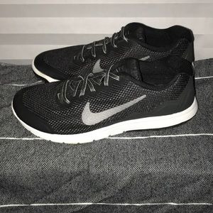 black mesh nike trainers